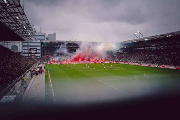 Plan A - Kanzlei für Strafrecht - Pyro-Hausdurchsuchung beim Fußballverein – und das Stadion brennt trotzdem. | (marvin-ronsdorf-XIYZ7NAmojI-unsplash) - (Photo by Marvin Ronsdorf) on Unsplash